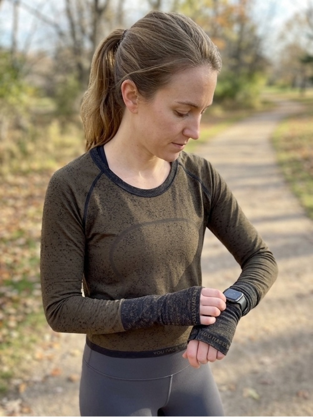 Lululemon forest green black crewneck top casual athletic thumb holes Sz 20